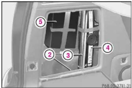 Mercedes-Benz AClass (2008) - ラゲッジルーム左側の小物入れを開く - 1