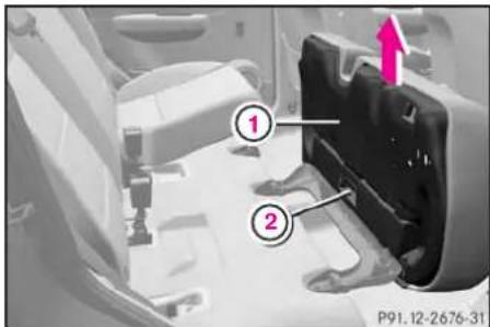 Mercedes-Benz AClass (2008) - リアシートクッションの脱着 - 1