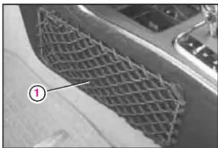 Mercedes-Benz AClass (2005) - 助手席足元の収納ネト - 1
