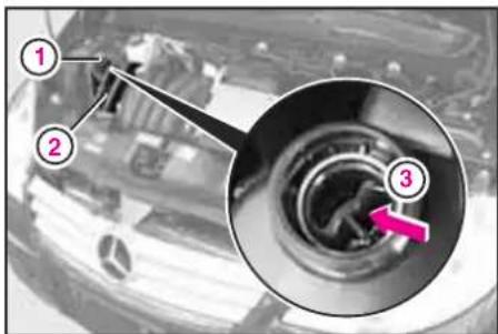 Mercedes-Benz AClass (2005) - 冷却水の量を点検する - 1