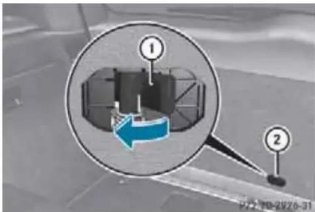 Mercedes-Benz MClass (2009) - テ一ルゲート裏側のレバ一への解錠 - 1