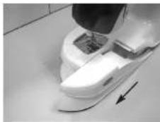 JOCCA 6643 - HOW TO CHANGE THE LOWER THREAD BOBBIN - 1