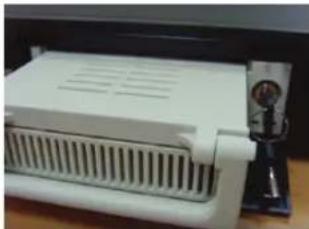 KONIG SECDVR416 - Instalarea hard diskului in spatiul HDD (hard disk detaşabil) - 3