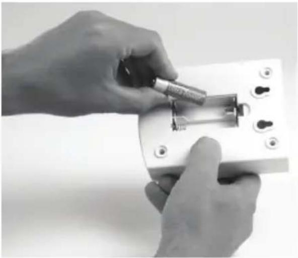 KONIG SECDUMMYCP10 - Installation des piles : - 3