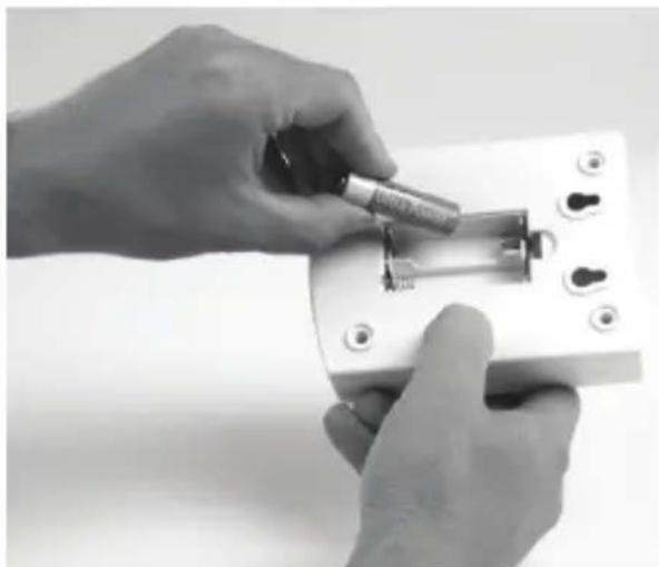 KONIG SECDUMMYCP10 - Plaatsen van de batterijen: - 2