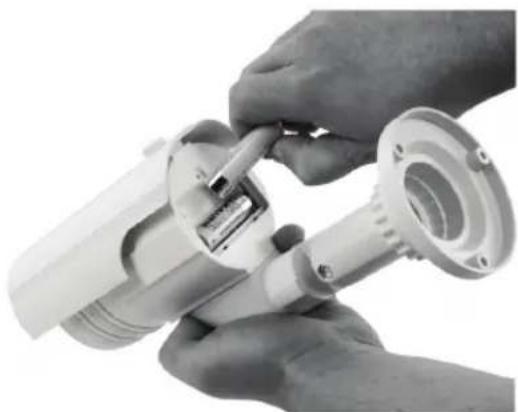 KONIG SECDUMMYCAM80 - Az elementk behelyezese: - 2