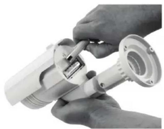 KONIG SECDUMMYCAM80 - Installation des piles : - 2