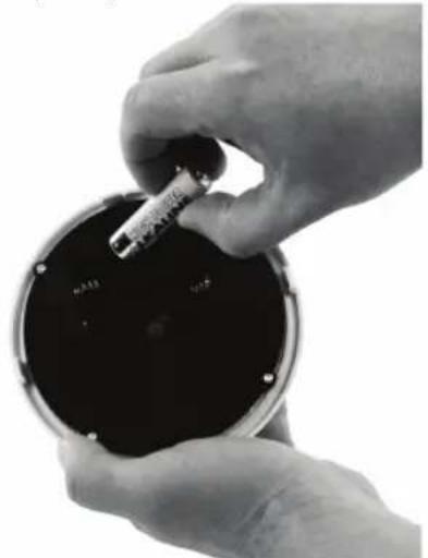 KONIG SECDUMMYCAM65 - Installation des piles: - 3