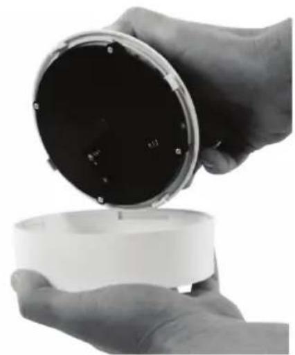 KONIG SECDUMMYCAM65 - Paristojen asettaminen: - 2