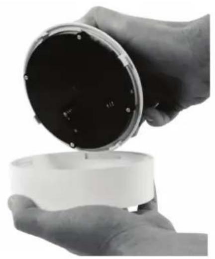 KONIG SECDUMMYCAM65 - Installation des piles: - 2