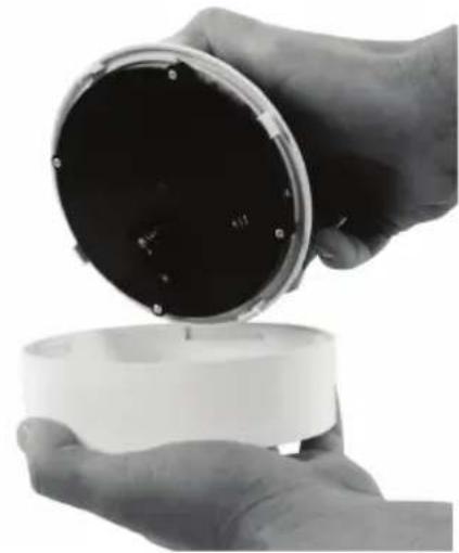 KONIG SECDUMMYCAM65 - Vkladani baterii: - 2