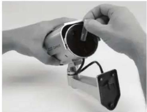 KONIG SECDUMMYCAM90 - Legen Sie die Batterien ein: - 2