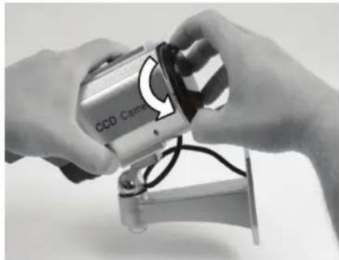 KONIG SECDUMMYCAM90 - Plaats de batterijen: - 1