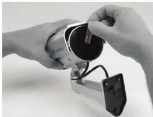 KONIG SECDUMMYCAM90 - Plaats de batterijen: - 2