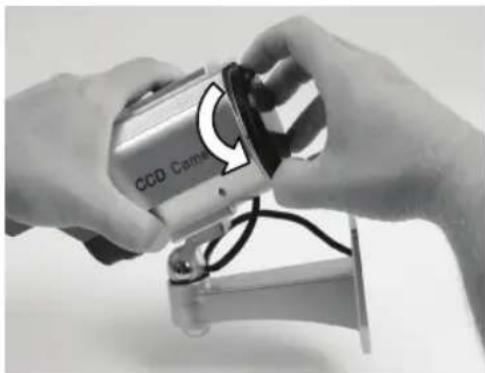 KONIG SECDUMMYCAM90 - Legen Sie die Batterien ein: - 1