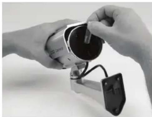 KONIG SECDUMMYCAM90 - Insérez les piles : - 2