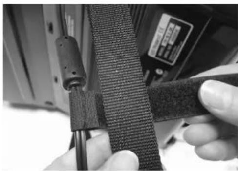 ROLAND FR1X - Bloquer le câble de l'adaptateur et/ou MIDI - 3