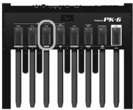 ROLAND PK6 - Premete l'interruttore a pedale [DRUM/OCTAVE]. - 1