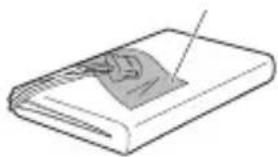 PIONEER XWLF1K - Utilice un trozo de cinta adhesiva para sujetar el conector de la batería en la parte lateral de la misma. - 1