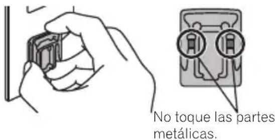 No toque las partes metálicas.