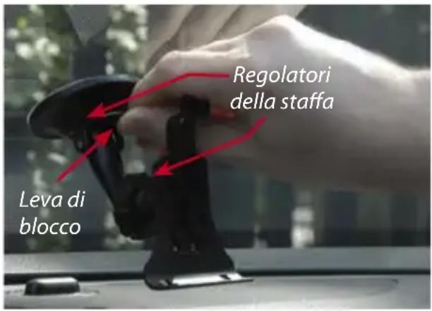 SNOOPER Truckmate Pro S5000 - Installazione di Truckmate mediante la staffa con ventosa per parabrezza è possibile applicare Truckmate al parabrezza del veicolo mediante l'apposita staffa fornita. - 1