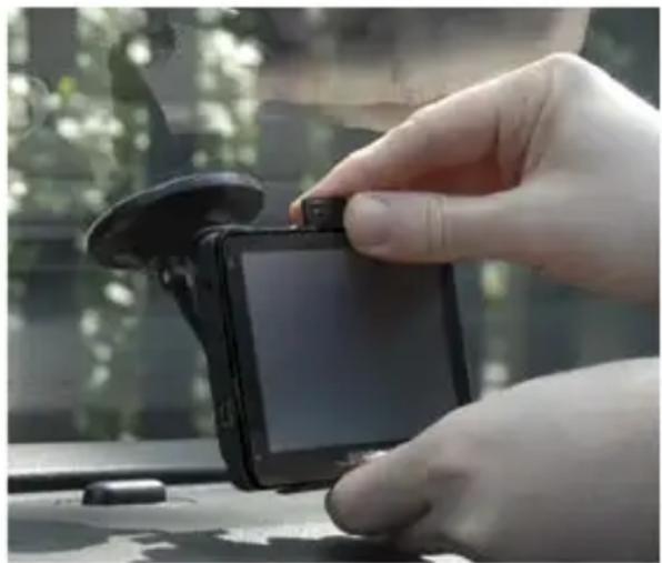 SNOOPER Truckmate Pro S5000 - Installazione di Truckmate mediante la staffa con ventosa per parabrezza è possibile applicare Truckmate al parabrezza del veicolo mediante l'apposita staffa fornita. - 2