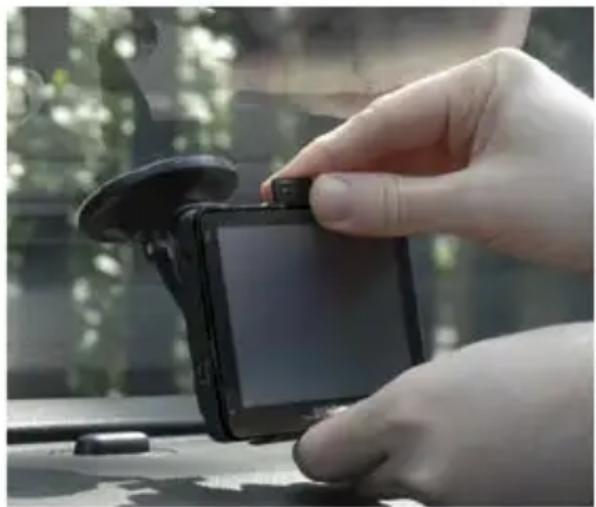 SNOOPER Truckmate Pro S5000 - Installation du Truckmate à l'aide du support de fixation à ventouse pour pare-brise   Vous pouvez installer votre Truckmate sur la face interne du pare-brise de votre vehicule - 2