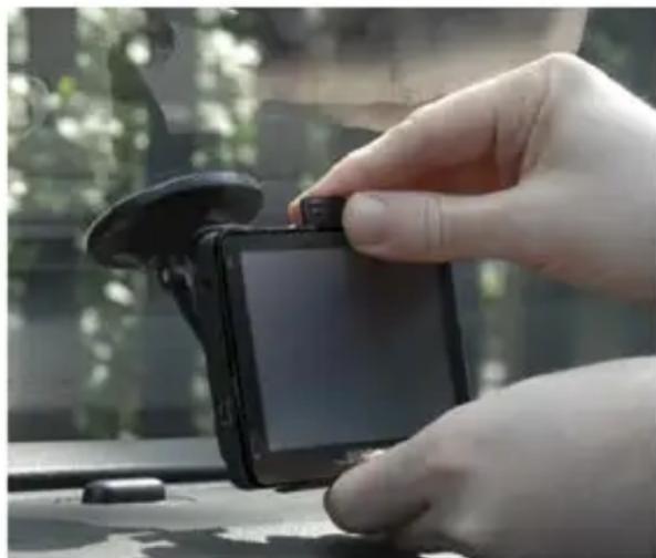 SNOOPER Truckmate Pro S5000 - Installing the Truckmate using the Windscreen Suction Cup bracket - 2