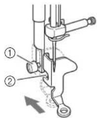 BABY LOCK Ellageo Plus BLL2 - Fixez le pied pour quilting en mouvement libre « c » à l'avant, la vis du support du pied-de-biche alignée sur l'encoche du pied pour quilting. - 1