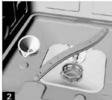 PKM DW126FI - SIE FINDEN DEN WASSERENTHÄRTE-BEHÄLTER UNDERHALB DES UTEREN GESCHIRRKORBS. FÜLLEN SIE DEN BEHÄLTERWie FOLGT: - 2