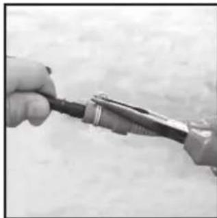 HOOVER DYC 9913 AX - Bevestig de kit als volgt: - 2