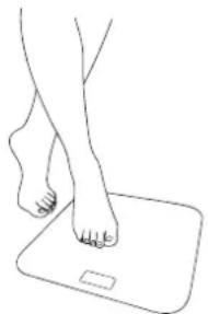 MEDISANA BS 440 Connect - Mielott a merleget eloször használja, ki kell huzni a szigeteloszalagot a keszülék aljan levő element-tatóból. - 1