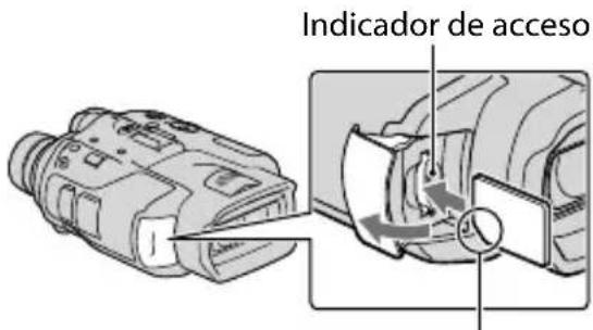 SONY DEV5K - Abra la tapa ebineinte la tarjeta de memoria con el borde queiene una muesca en la direccion ilustrada hasta que suene un cig. - 1
