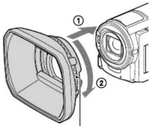 SONY HDRCX270E - Anbringen der Gegenlichtblende (HDR-CX570E/CX580E/CX580VE/PJ580E/PJ580VE/PJ600E/PJ600VE) - 1
