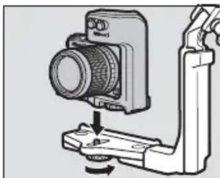 NIKON SBN10 - Placez l'ensemble appareil photo/adaptateur sur le support. - 1
