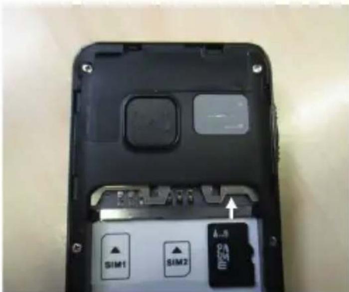 Simvalley XL947 - Insérer une carte micro SIM - 1