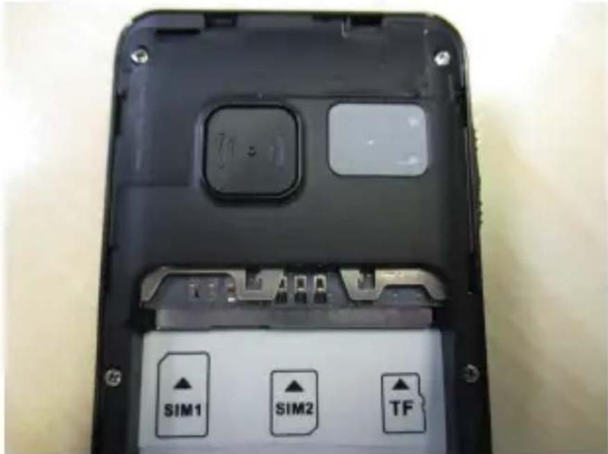 Simvalley XL947 - Insérer une carte SIM - 1