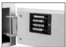 Sentry HL100ES - Installation des piles - 4