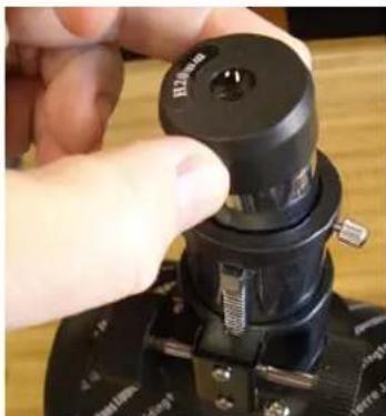 CELESTRON Cometron - Installing the Eyepieces - 1