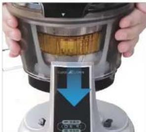 KUVINGS ULD112YB - Placez le couverce sur le bol d'extraction. Alignez le fi éche vers le bas qui se trouve sur le couverce avec la marque OPEN (OUVIRIR) sur la base et tourné vers la position CLOSE (FERMER). - 1