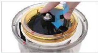 KUVINGS NS996UL - Place la vis de pressage sur le tamis. Tourmez et appuyez jusqu'à ce que qu'elle s'enclenché en place. - 1