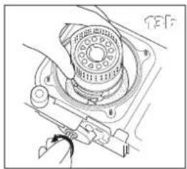 TECTRO R223C - L PRIMA DI PROCEDURE ALLA SOSTITUZIONE DELLO STOPPINO, LA STUFA DEVE ESSERE SPENTA E COMPLETAMENTE FREDDA. - 4