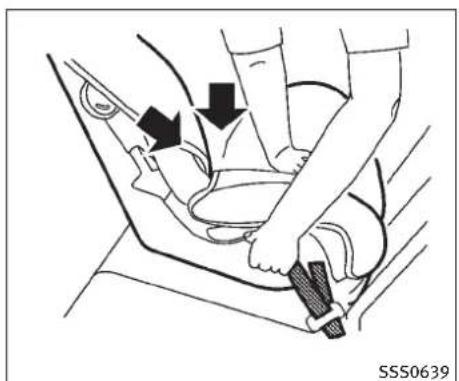 INFINITI FX50 (2011) - INSTALLATIOND'UNSYSTEMEVED RETENUEPOURENFANTSORIENTE VERSL'ARRIÈREENUTILISANT LATCH - 3