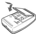SONY VGPBMS10 - Insertion des piles dans la souris - 2