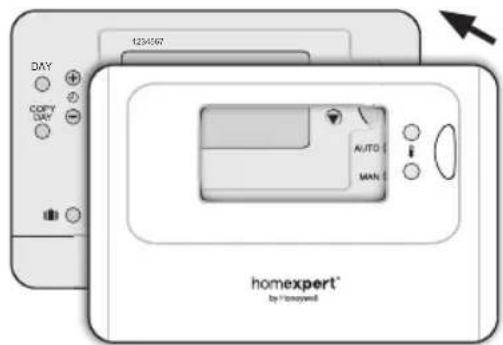 HONEYWELL Homexpert THR870B - Activez les piles et fermez le couvercle du thermostat - 4