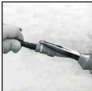 HOOVER DYH 9913NA1XS - Bevestig de kit als volgt: - 2
