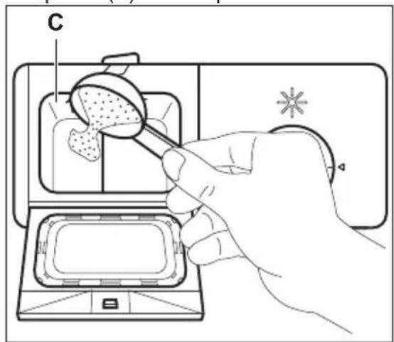 ELECTROLUX ESF2400OK - Remplissage du distributeur de produit de lavage - 2
