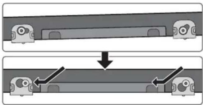 SAMSUNG HWM360 - Zarovnajte Stredovú liniu papierovej šablóny so stredom TV (ak upevnujete zariadenie Soundbar pod TV) a potom upevnite Instalačné pomôcku na montáž na stenu k stene pomocou pásky. - 8