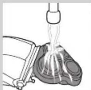 PHILIPS AquaTouch AT753 - Cleaning the shaving unit under the tap - 3