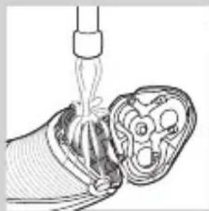 PHILIPS AquaTouch AT753 - Cleaning the shaving unit under the tap - 2